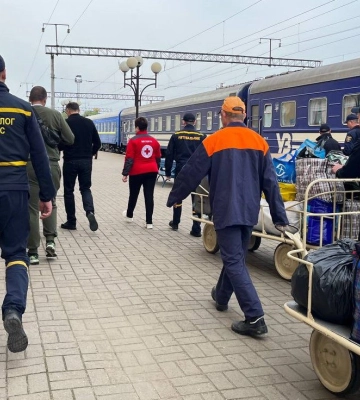 &quot;В однієї з жінок у дорозі розпочалися перейми&quot;: на Рівненщину прибув четвертий евакуаційний потяг з переселенцями