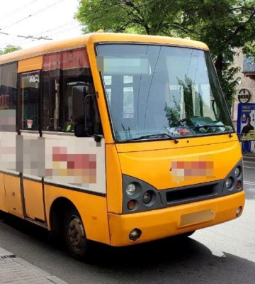 У Рівному 66-річна жінка випала з маршрутки під час руху