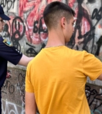 У Первомайську поліцейські разом зі студентами замальовували написи назв наркосайтів