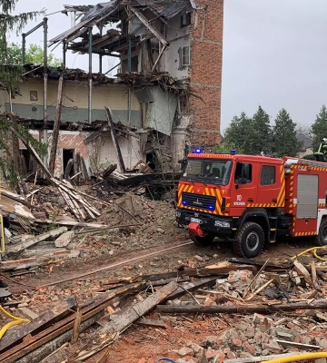В Мукачеві понад три години пожежники боролися з вогнем у закинутій будівлі