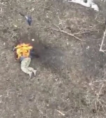 Окупант догорає на дорозі після атаки українського дрона. ВIДЕО