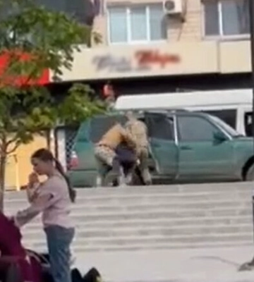 В Запорожье люди в военной форме пытались затолкать мужчину в авто: в ТЦК прокомментировали видео