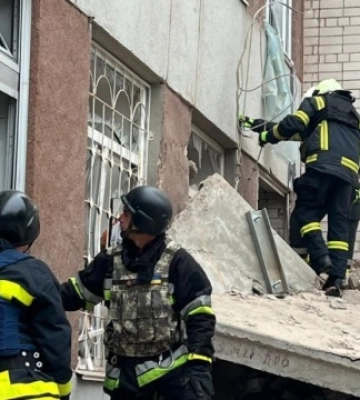 У Чернігові на місці ракетного удару триває рятувальна операція