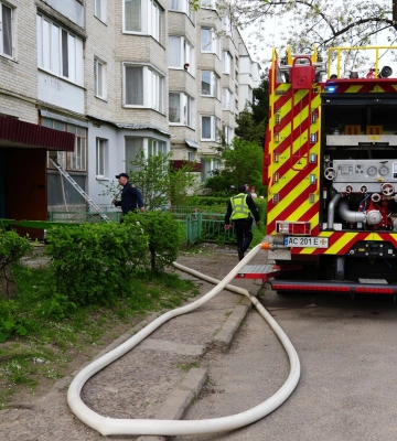 Йшов дим з під&#039;їзду: у Луцьку горіла квартира 