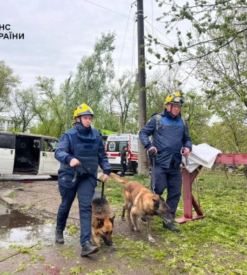 Через удар рф по Чернігову 61 постраждалий, під завалами можуть бути люди, трьох уже врятували: ДСНС показала відео