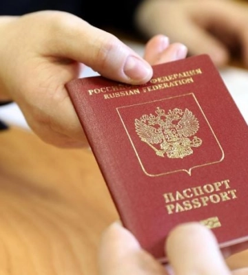 Признают недействительными: кого из жителей Мелитополя рашисты заставят сдать загранпаспорта