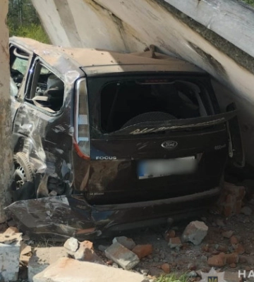 На Волині легковик врізався у зупинку громадського транспорту, водій загинув на місці