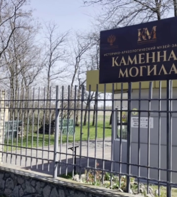 В разграбленный заповедник “Каменная могила” под Мелитополе предатели зазывают людей – на деревянные дорожки и шатер посмотреть 
