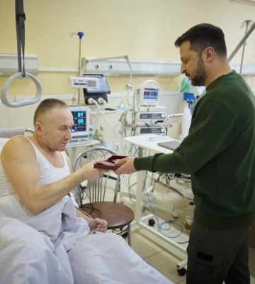 У військовому госпіталі в Чернівцях президент вручив нагороди пораненим захисникам і медикам