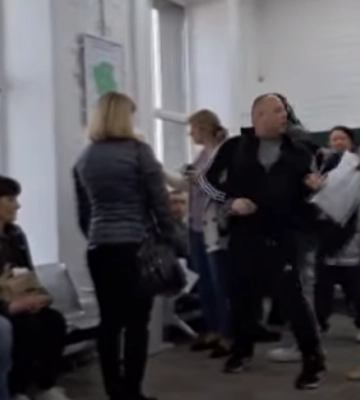 «Спортсмени талонних перегонів»: за що б’ються у сервісному центрі в Луцьку