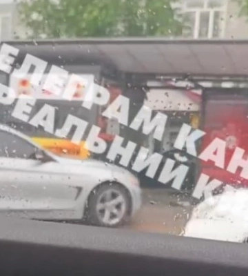 В Киеве на Берестейском проспекте легковушка въехала в остановку: видео