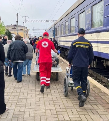 &quot;В однієї з жінок у дорозі розпочалися перейми&quot;: на Рівненщину прибув четвертий евакуаційний потяг з переселенцями