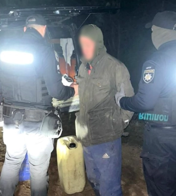 На Поліссі чоловіки караулили вантажівки біля траси й зливали пальне