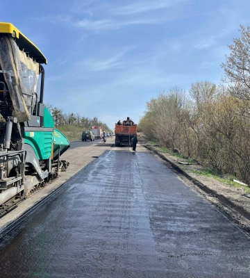 На важливій трасі на Харківщині майже повністю залатали ями 