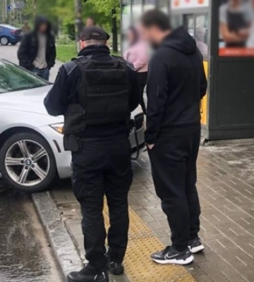 У Києві на Берестейському проспекті легковик в’їхав у зупинку: відео
