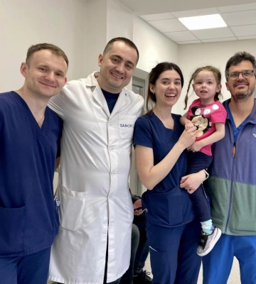 Попри загрозу ракетних обстрілів приїхали з Північної Ірландії за порятунком до українських лікарів
