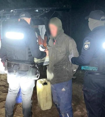Двоє жителів Сарненщини крали дизпаливо, доки водії вантажівок відпочивали