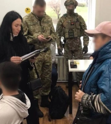 Під фіктивними документами переправляли іноземців за кордон: на Київщині викрили псевдоміграційну компанію