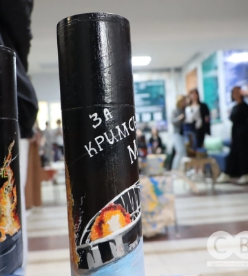 У Кропивницькому студенти-художники передали волонтерам розписані військові артефакти 