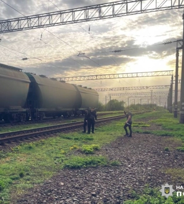 Играл с другом возле железной дороги и забрался на вагон: под Киевом 11-летнего мальчика поразило током