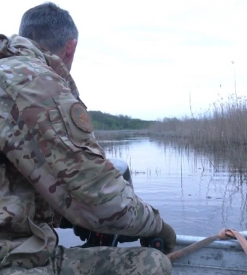 Рейд водоймою нацпарку: як на Рівненщині шукали браконьєрів (ВІДЕО)