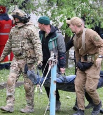&quot;Невестка после взрыва схватила ребенка и побежала за другим&quot;: рассказ очевидцев об ударе по Чернигову