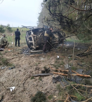 На Чернігівщині легковик підірвався на вибуховому пристрої, двоє людей у лікарні (ФОТО)