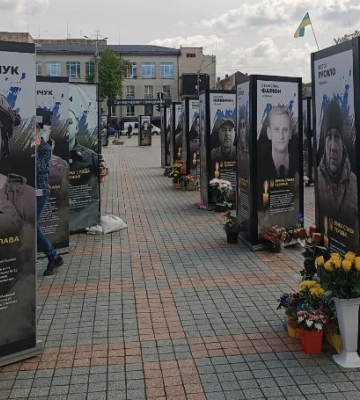 У Рівному продовжують оновлювати портрети загиблих Героїв