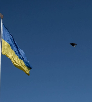 В Киеве приспустили самый большой флаг Украины