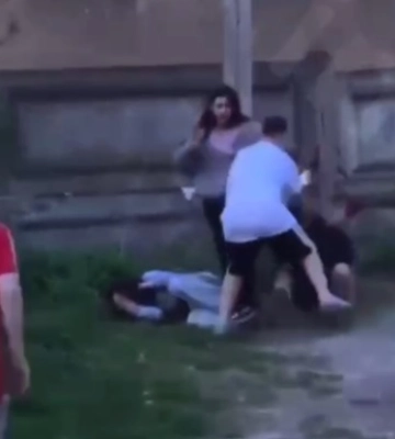 В Стрые сняли на видео избиение школьницы
