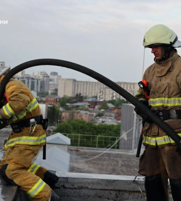 Масштабну пожежу приборкали рятувальники сьогодні в Харкові (фото, відео)