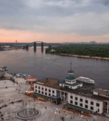 Нізащо не впізнати: в мережі показали одне з перших фото Поштової площі в Києві