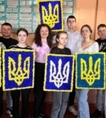 Студенти з Дубівської громади виготовили яскраві картини з тризубом