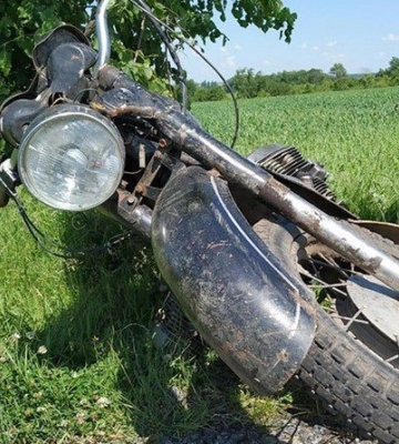 На Волині 17-річний мотоцикліст не впорався з керуванням та злетів з дороги