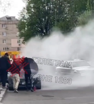 У центрі Рівного загорілось авто (ВІДЕО)