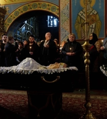 В последний путь под громкие аплодисменты и слезы: как в Киеве попрощались с Дмитрием Капрановым