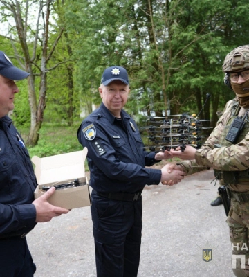 Поліція охорони Сумщини передала військовим FPV дрони