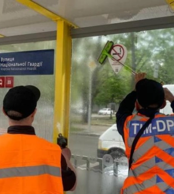 У Дніпрі наводять лад на зупинках громадського транспорту