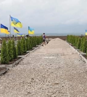 На кладовищі Первомайська на Миколаївщині розпочали будівельні роботи проєкту «Алея Слави»