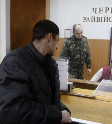 Их разыскивает военкомат. NV узнал, сколько людей в Киеве полицейские могут задержать из-за неявки в ТЦК