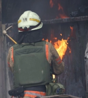 Ракетна атака по Дніпропетровщині: рятувальники нарешті загасили пожежу