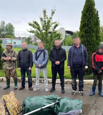На Закарпатті затримали чотирьох порушників кордону, які довірили свою &quot;подорож&quot; підліткам  - ДПСУ