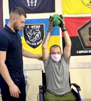 Мріє бігати на протезах та повести кохану до РАГСу: історія військового, який лікується у реабілітаційному центрі Дніпра