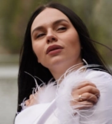 «До сліз»: блогерка з Луцька випустила нову пісню
