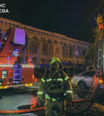 На київській Контрактовій горів двоповерховий заклад громадського харчування: фото