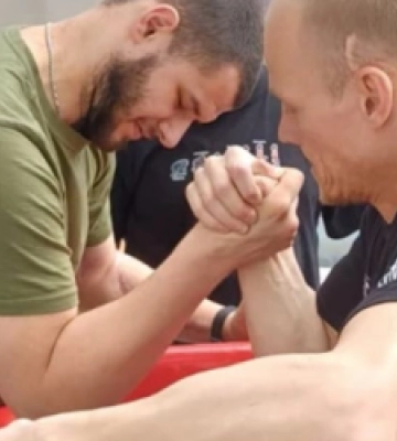 На Львівщині для поранених військових, які лікуються в центрі «Superhumans», провели тренування з параармрестлінгу