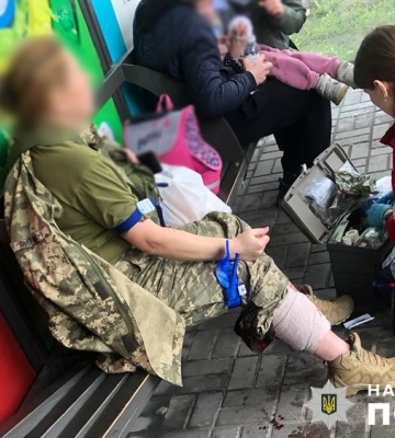 У Києві легковик влетів у зупинку транспорту та травмував жінку-військову (ФОТО)
