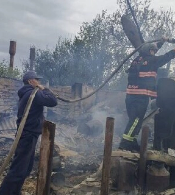Понад 20 снарядів випустили окупанти по селу Львове на Херсонщині: пошкоджено школу, загорівся будинок. ФОТОрепортаж