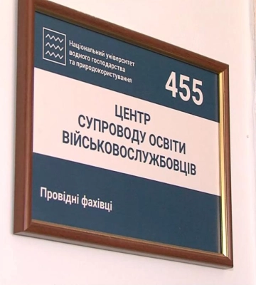 Комунальники взялися за ліхтарі на майдані Незалежності у Рівному