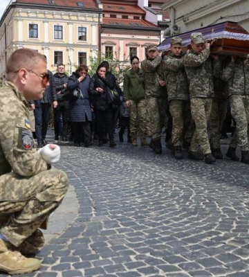 Воїн 103-ї бригади тероборони Віталій Дідик і боєць Сил спецоперацій Віталій Яворський. Львів прощається з Героями